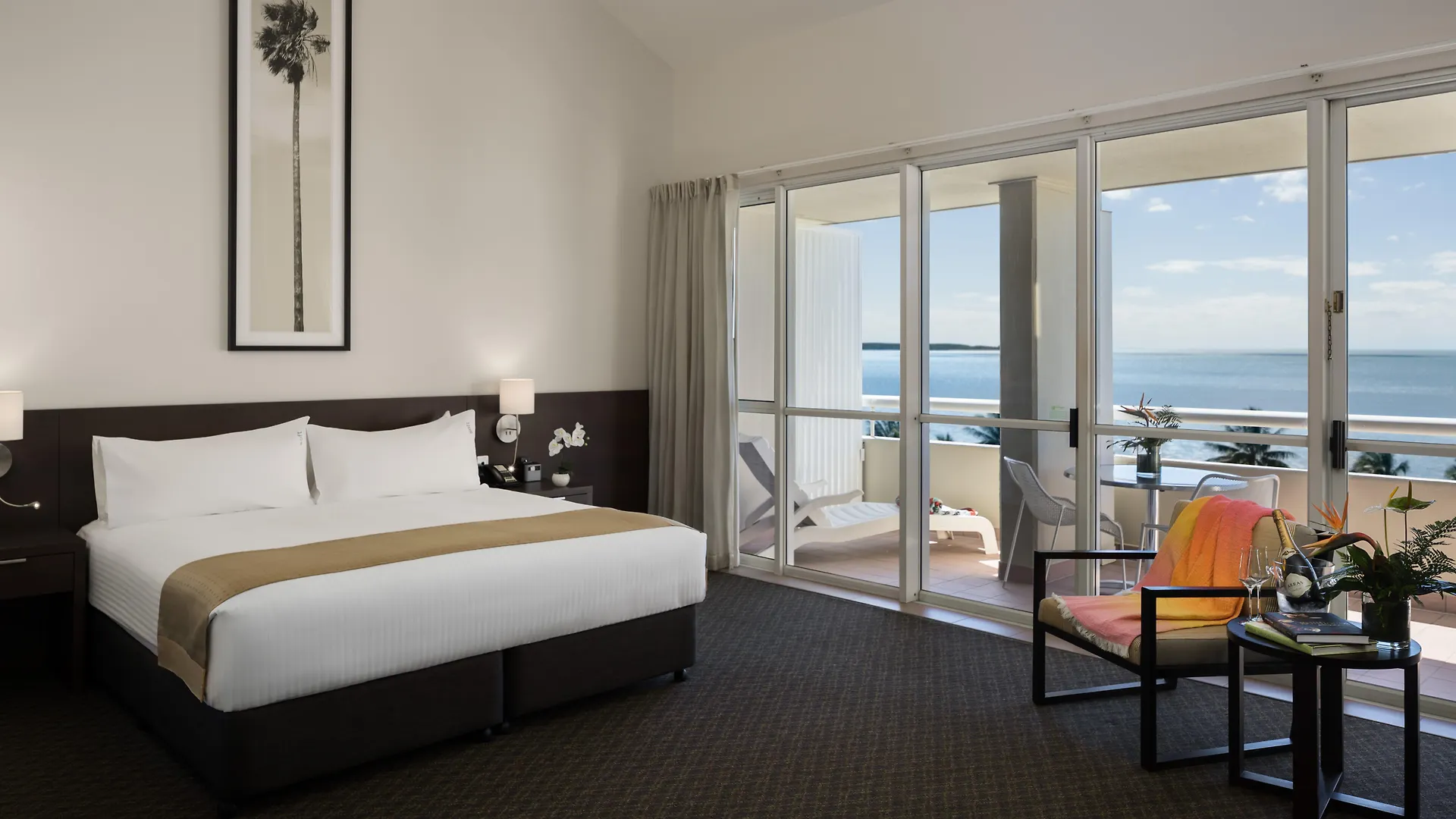 Cairns Harbourside Hotel 4*,